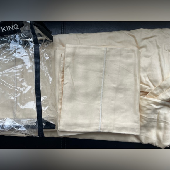 250 Thread Coun Sateen 100% KING Sheet Set Cream 3 Piece Fitted & 2 Pillow Cases - Picture 8 of 8